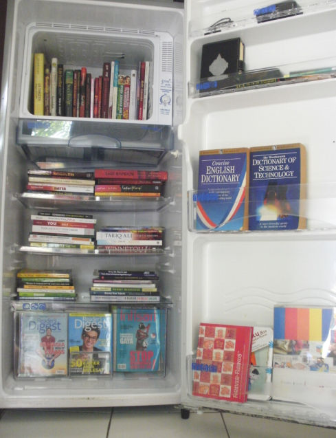 Memanfaatkan kulkas bekas sebagai rak lemari buku Irawan 